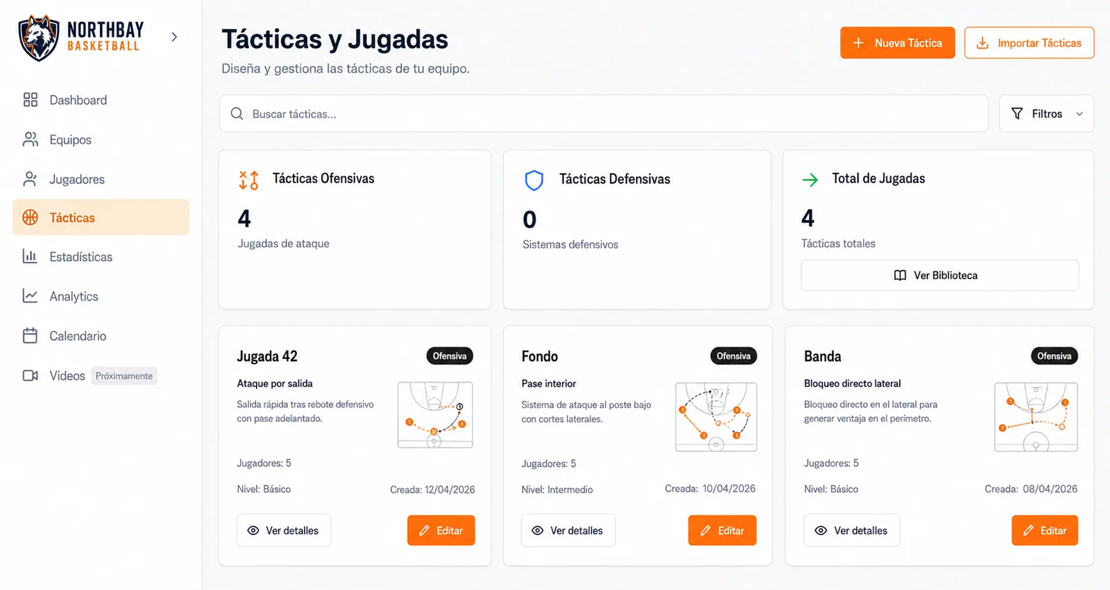 Biblioteca de tácticas en Hoopops con jugadas diseñadas y su diagrama de pista